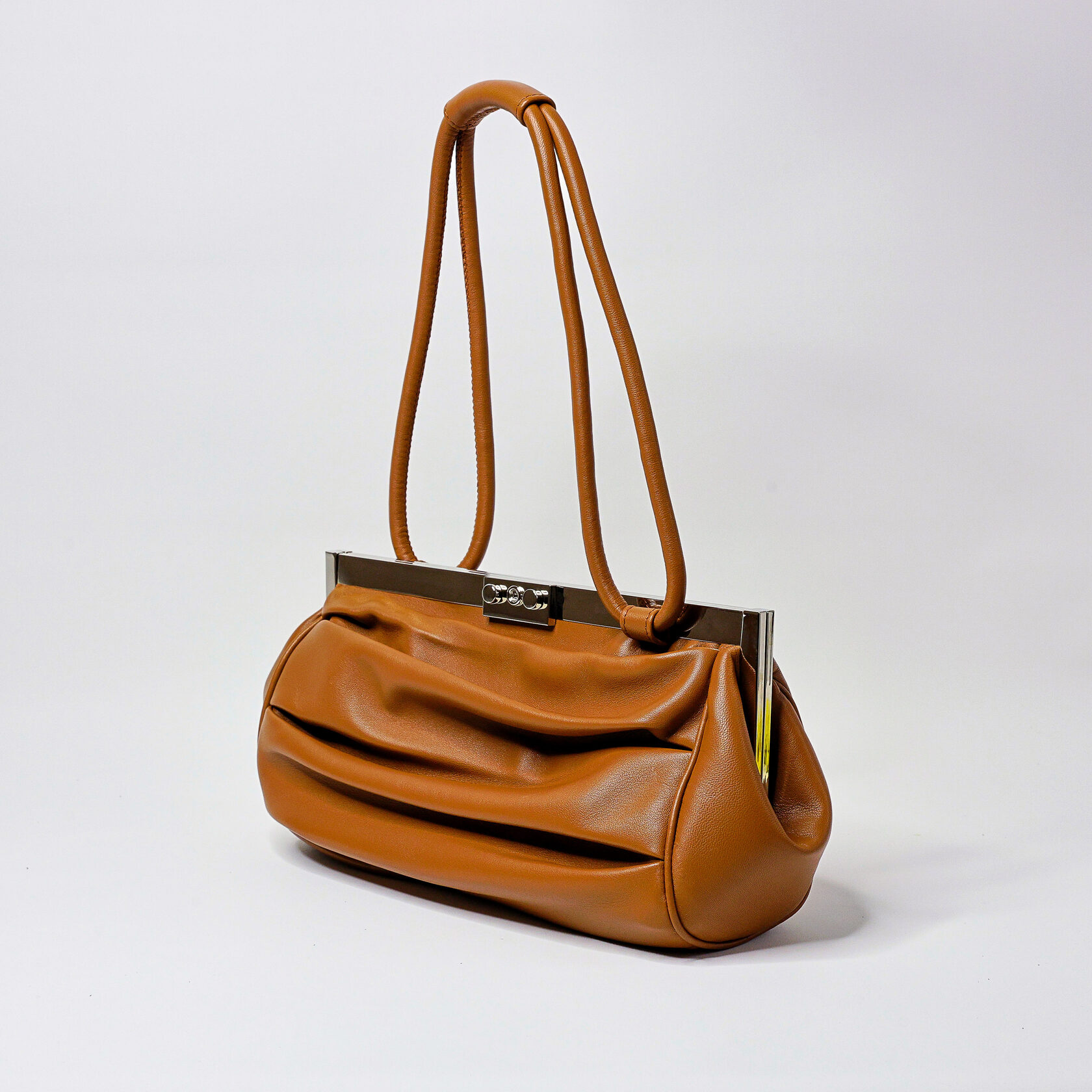 дизайнерская сумка вытянутой формы из мягкой овечьей кожи на фермуаре светло-коричневого цвета ручной работы