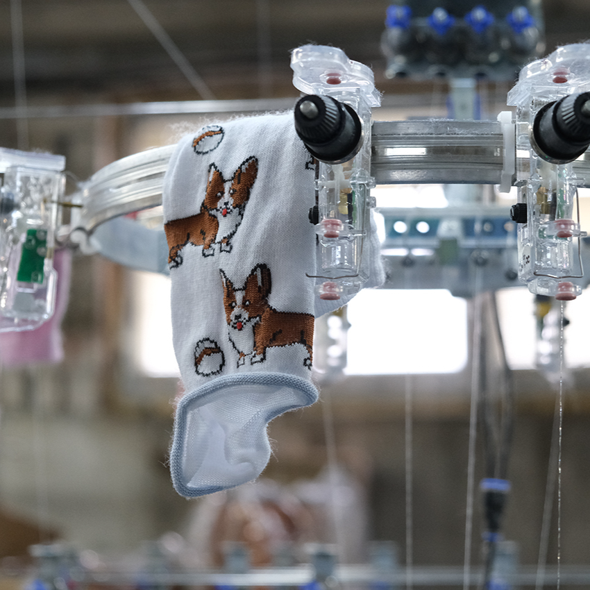 Милые носки с корги на фабрике. Процесс производства носка на станке.