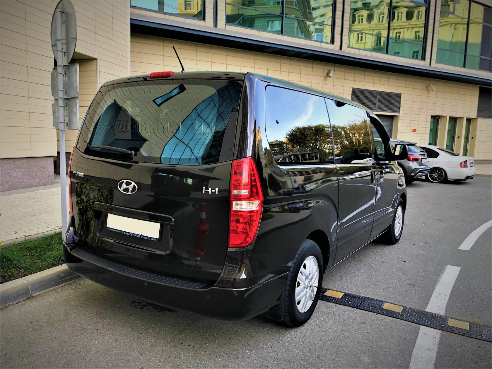 Аренда автомобиля в адлере без водителя. Hyundai Grand Starex 2011. Hyundai h1 коричневый. Корейская черная машина Hyundai черный задний минивэн.