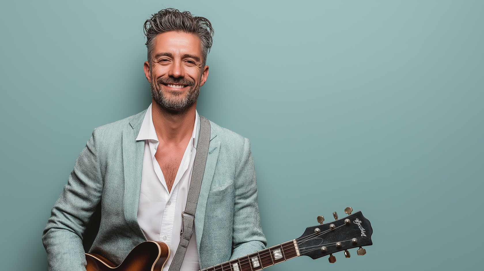Мужчина с гитарой улыбается — персональная песня на день рождения папе