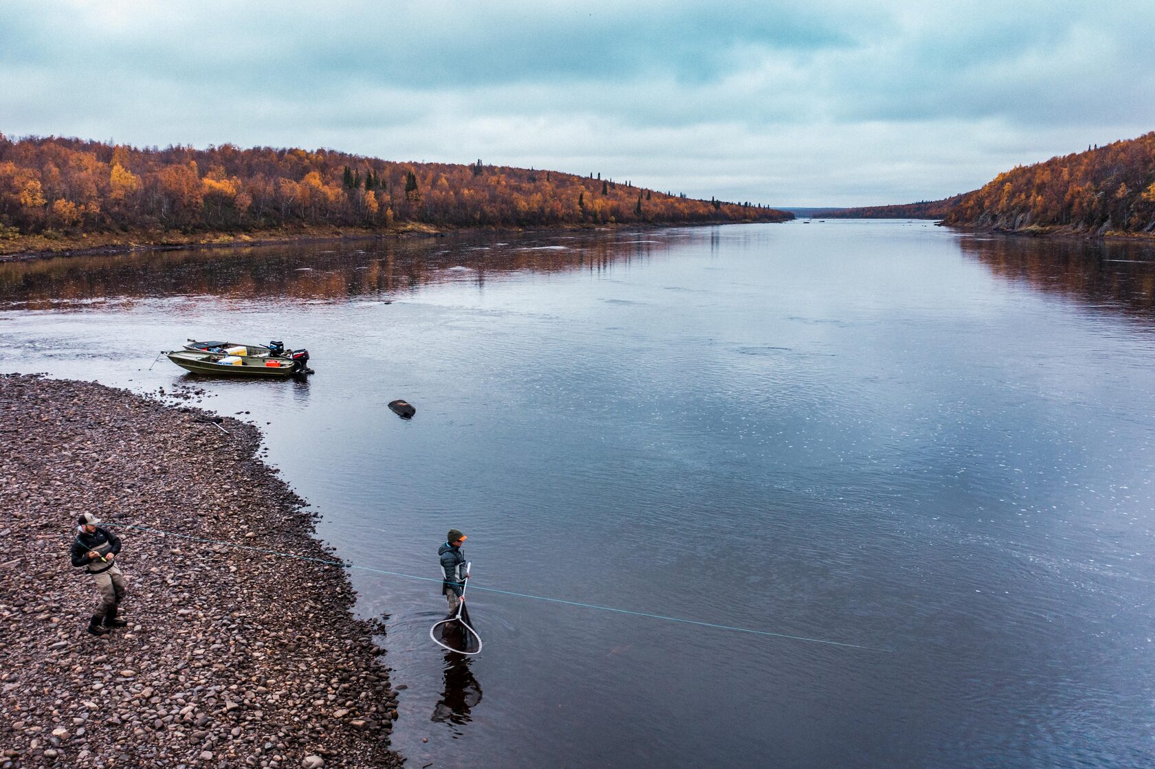 Река поной мурманской области. Осень на реке Поной. Ловля семги нахлыстом. Поной рыбалка.