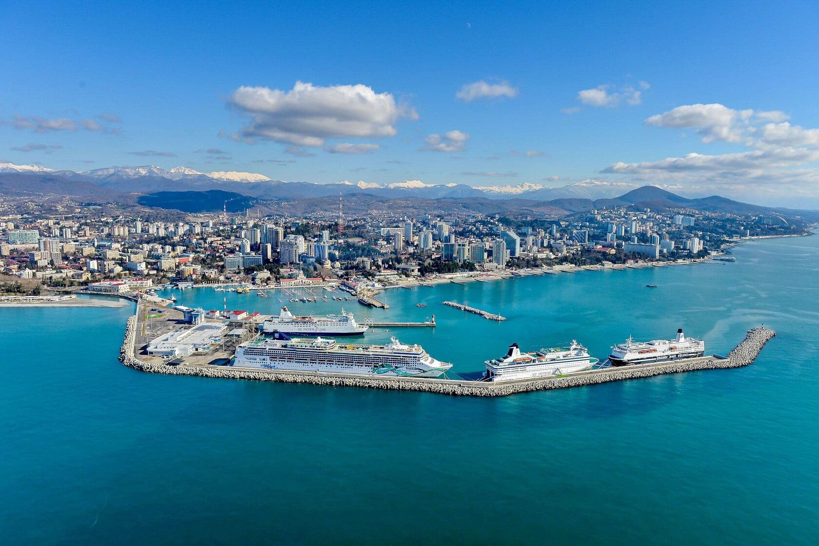 Море в городе сочи