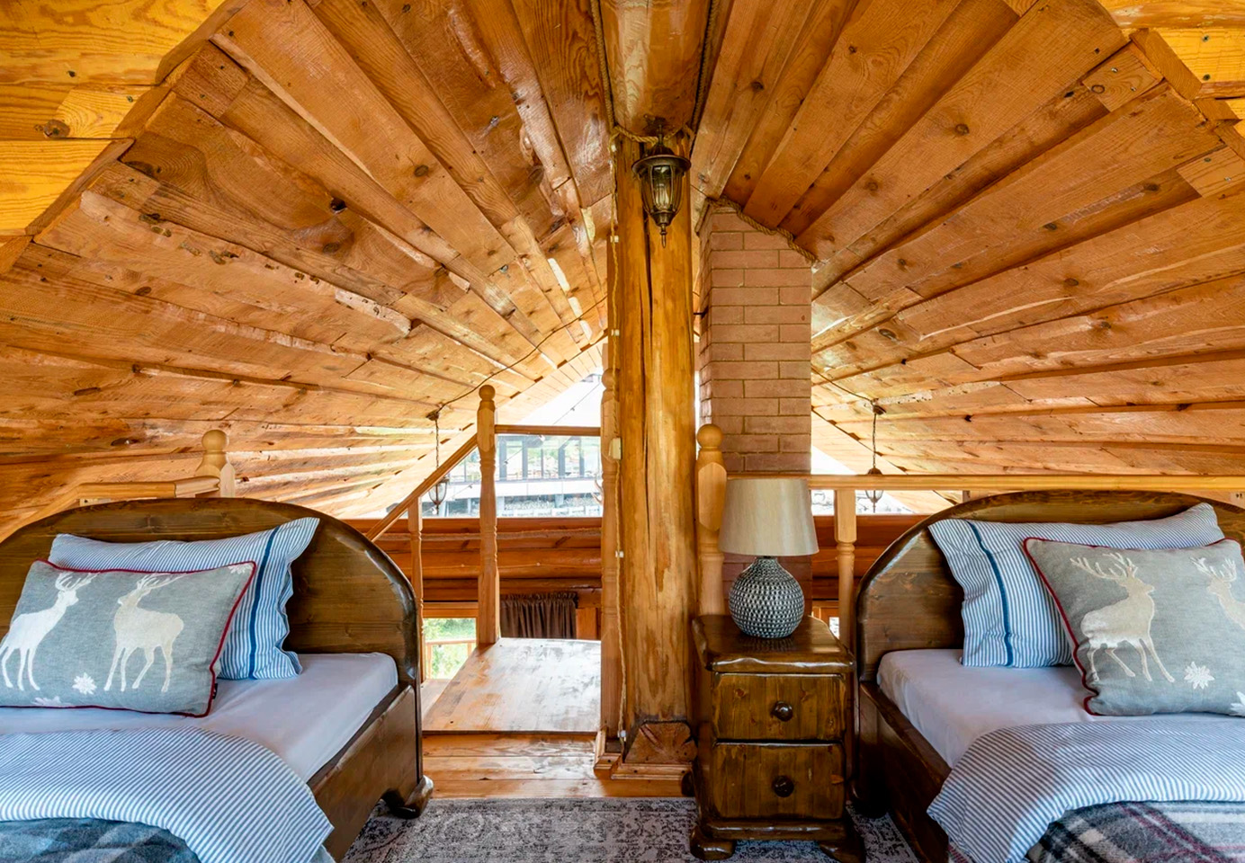 Проживание в парке Олений Золотой фазан