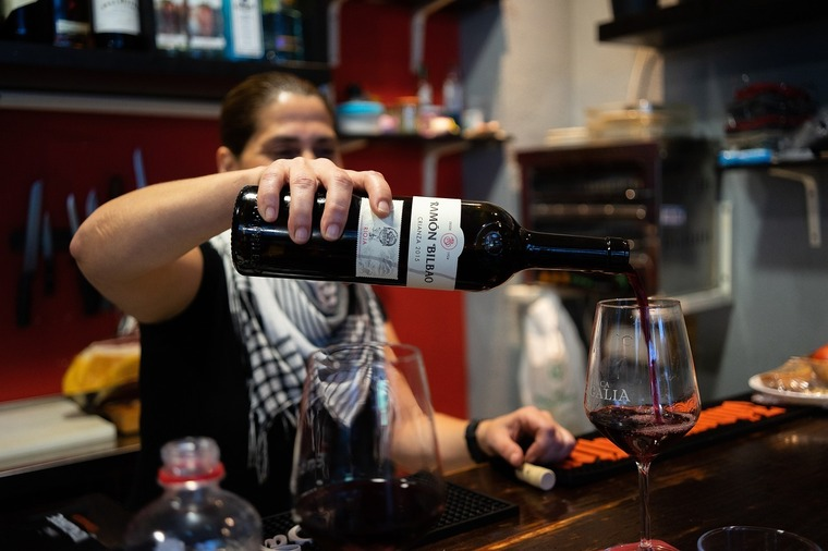 Enjoy the best tapas and wine in Estepona's old town