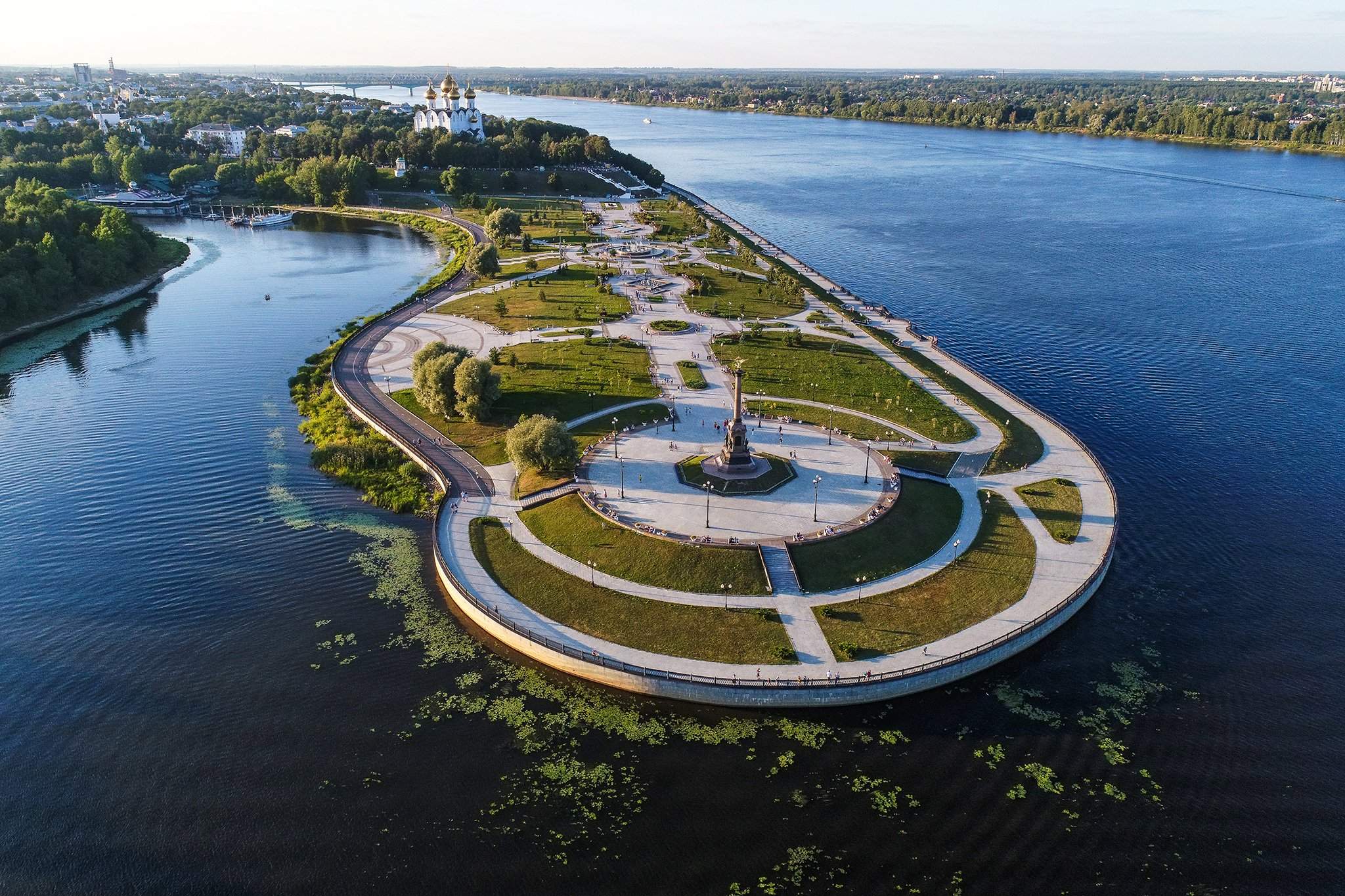 Город москва был основан на реке какой. Стрелка Волги и Которосли Ярославль. Река Которосль Ярославль. Река Волга и Которосль Ярославль. Набережная реки Которосль в Ярославле.