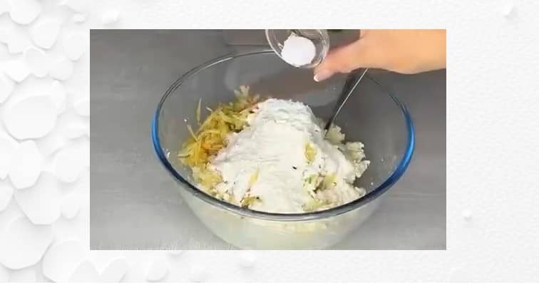 Приготовление пышных сырников с яблоками на сковороде: шаг 4