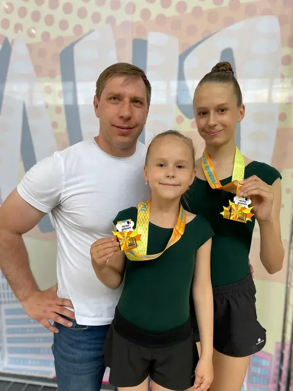 Тренер Алексей Дудченко с ученицами и их медалями
