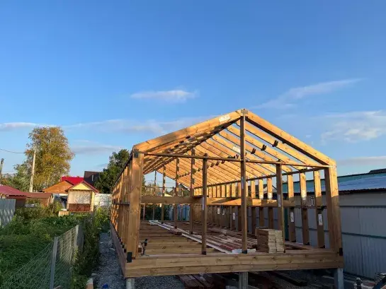 Силовой каркас дома, собранный из деталей домокомплекта