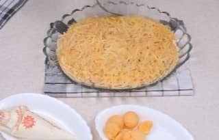 Приготовление салата «Мимоза» с яблоком: шаг 9