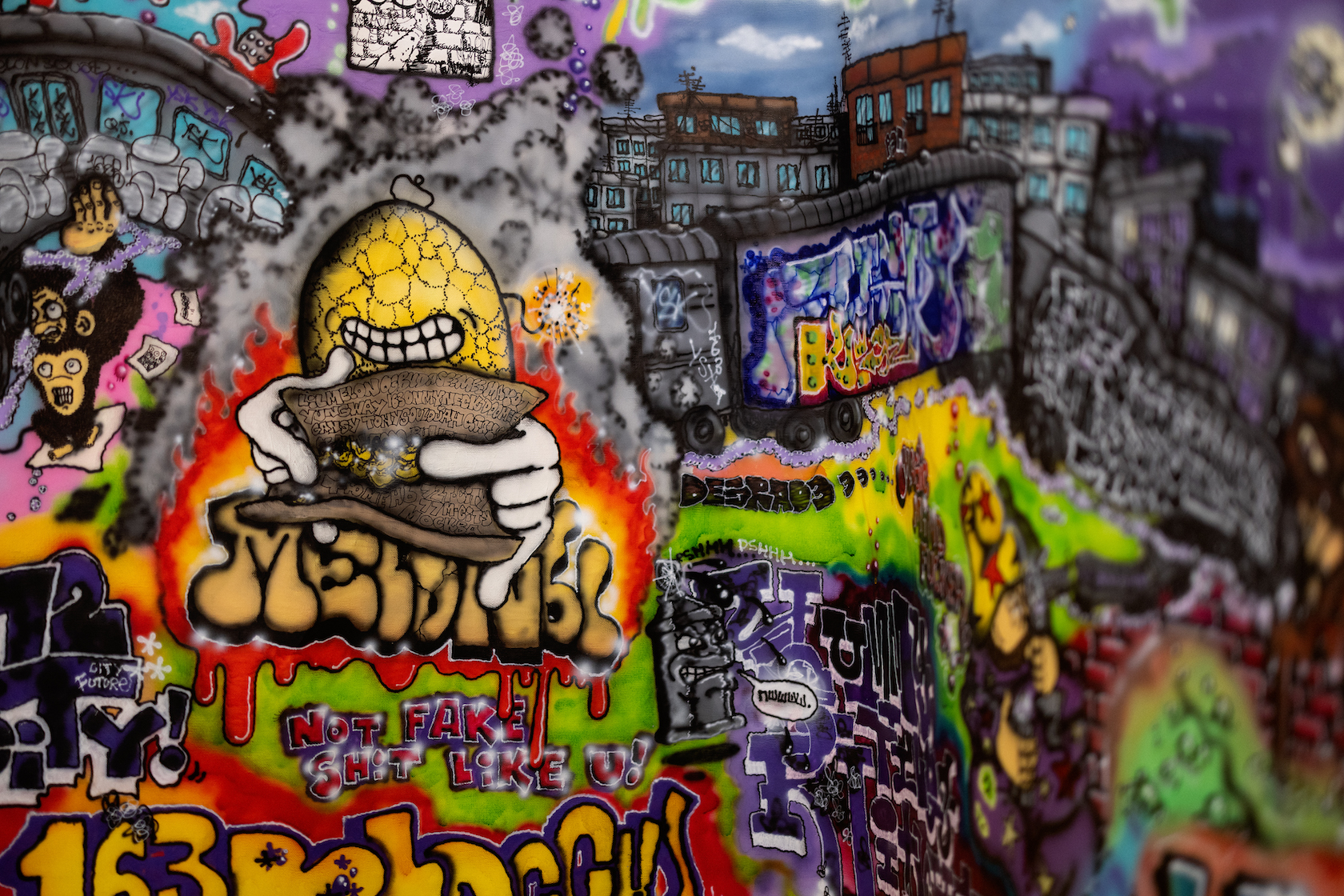 Фрагмент экспозиции Само по себе Лехи Куджея в Most Wanted Gallery. Живопись, граффити, графика, объекты, скетчбук, инсталляция. Кьюджей. QJay