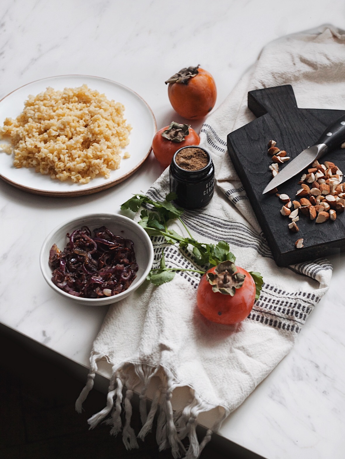 Салат с хурмой и луковым конфи – Рецепты Kitchen Ceremony