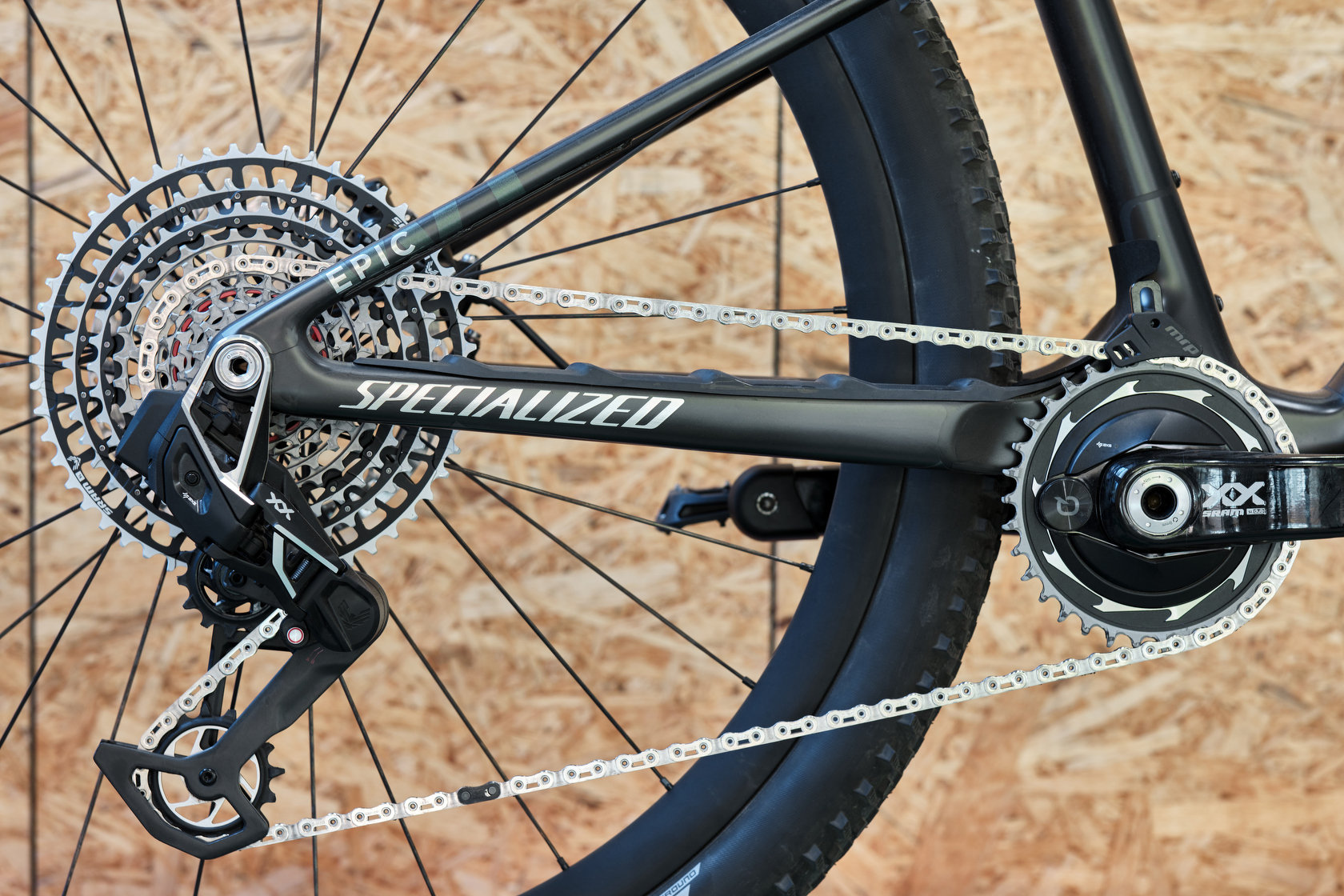 Задний переключатель SRAM XX, кассета и цепь черного велосипеда Specialized Epic в мастерской