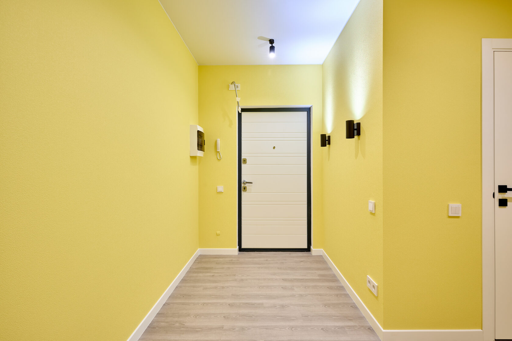 Ярки ремонтные. Желтый коридор. Желтая прихожая. Яркий ремонт в двухкомнатной квартире.