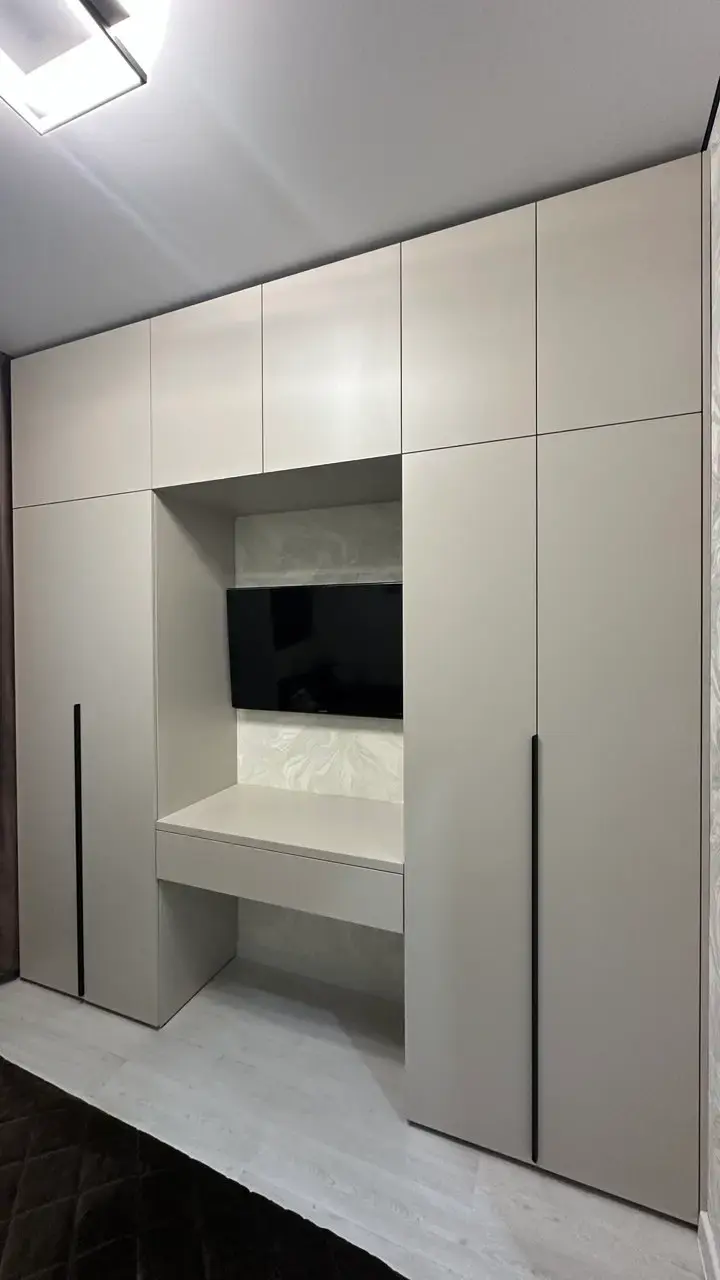 Шкаф с нишей под ТВ на заказ в Сургуте