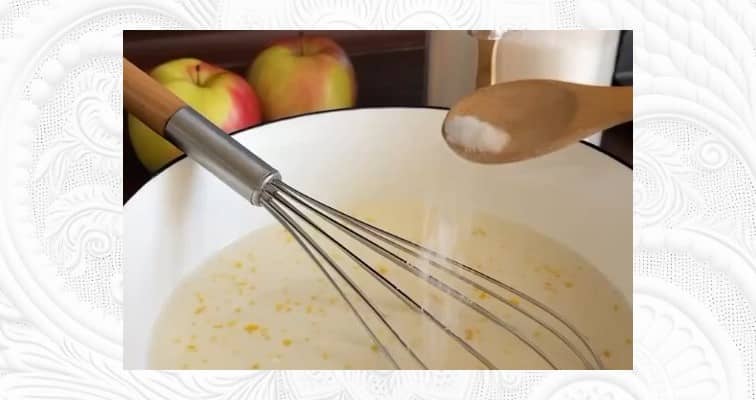 Приготовление яблочных блинов на молоке: шаг 2