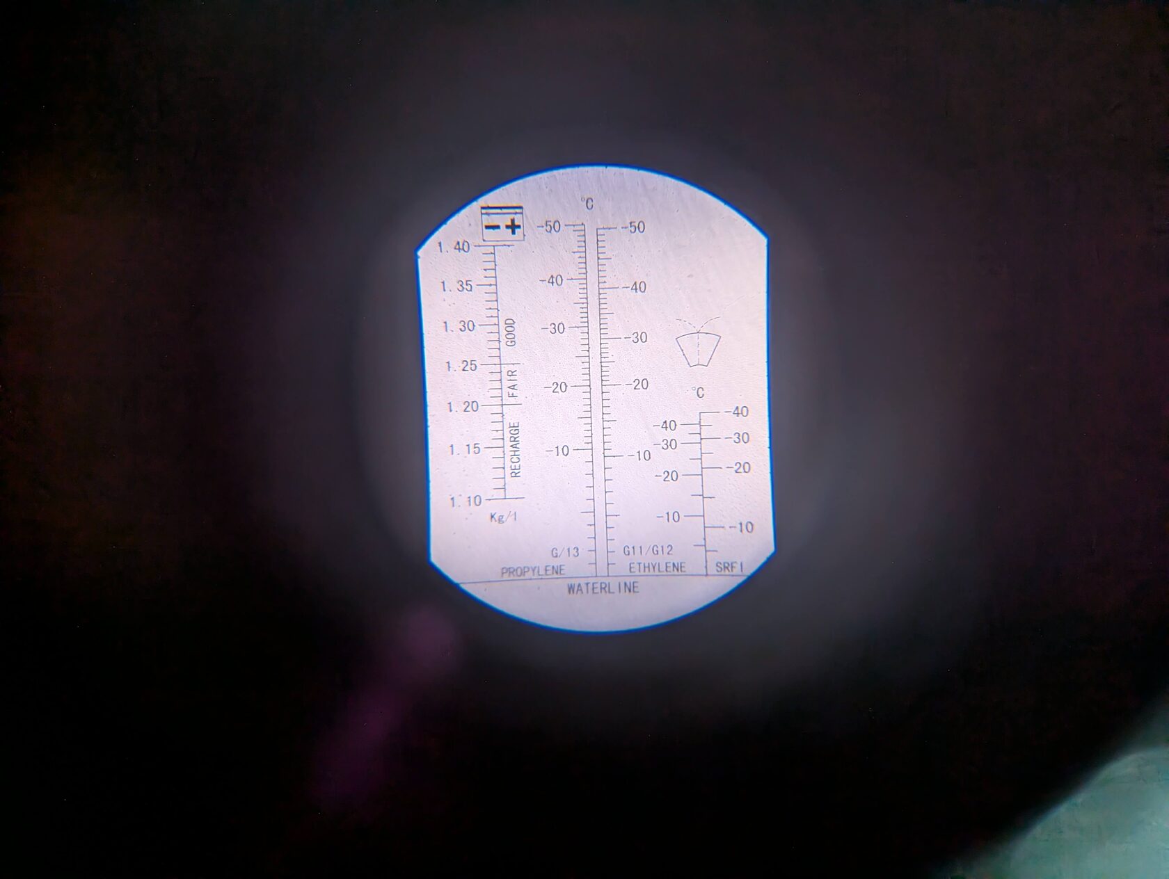 Перед началом работ проверяем рефрактометром состояние антифриза на Kia Ceed