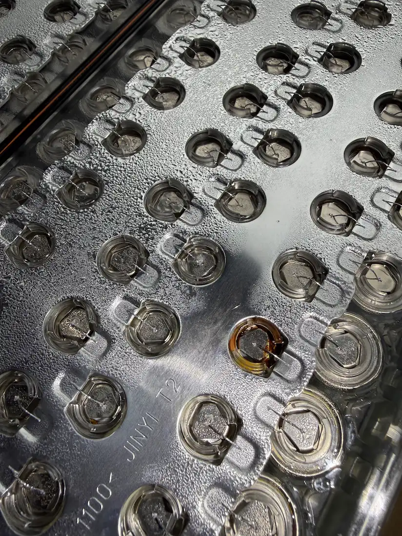 Vergleich alter und neuer Tesla Entfeuchterbeutel zur Vermeidung von Zellkorrosion