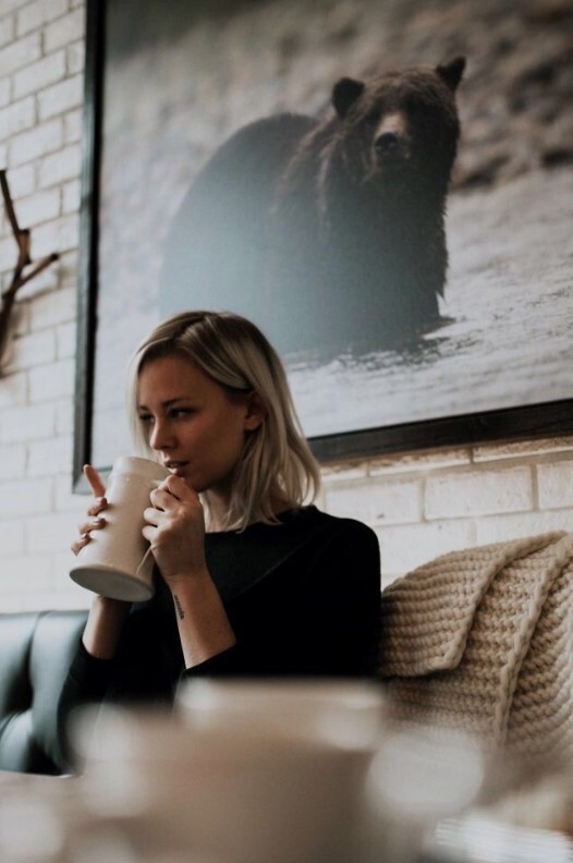 Гость с чашкой в кофейне