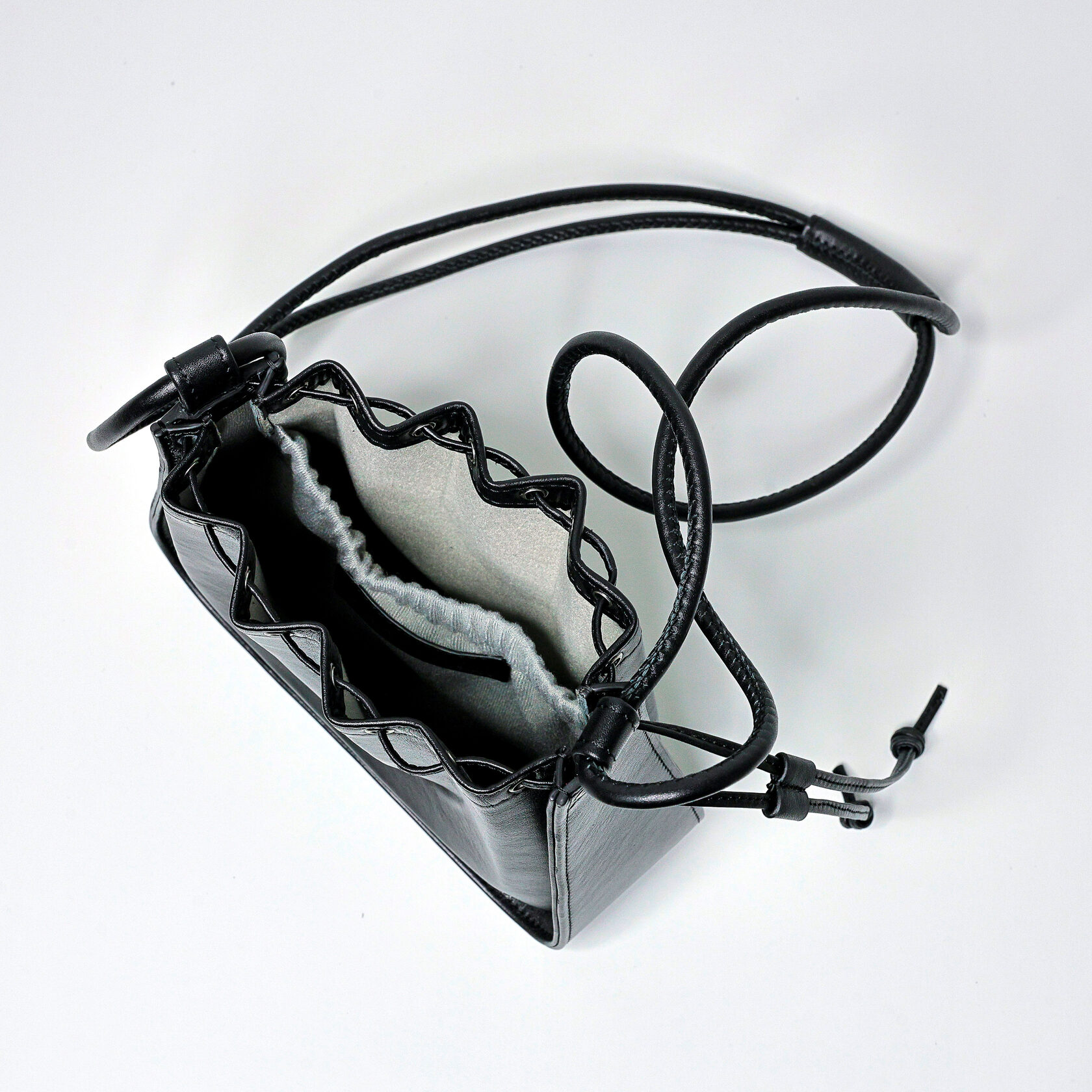 дизайнерская сумка Drift mini архитектурной формы черного цвета из натуральной кожи премиум качества