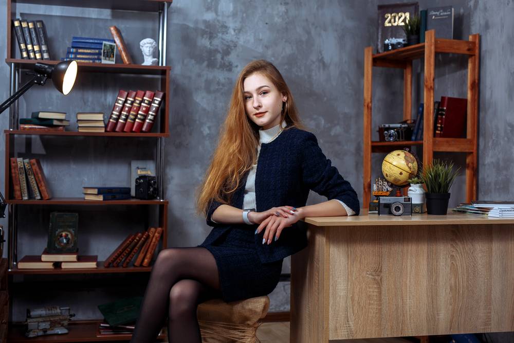 Поза: Сидя у стола