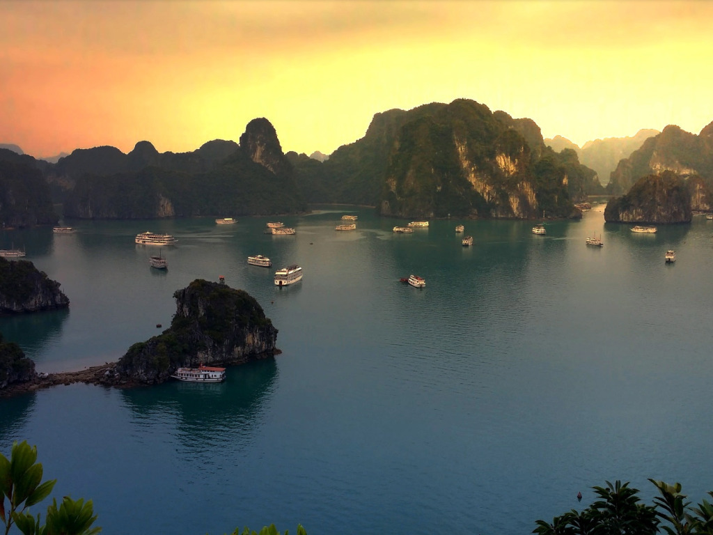 закат горы лодки корабль залив Вьетнам