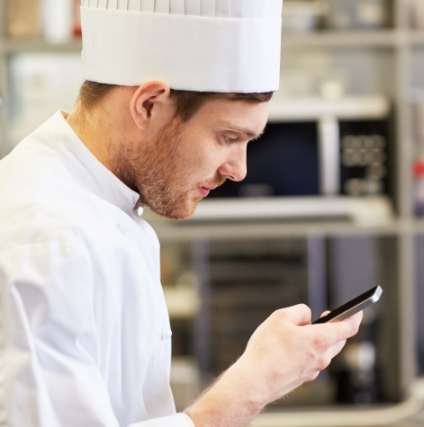 Повар выполняет отчет по haccp