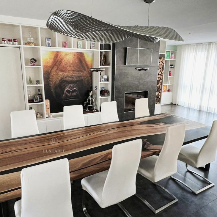 Epoxidharz Tische Alagoas aus europäischem Nussbaum und hellblauem Epoxidharz mit Metallic Effekt