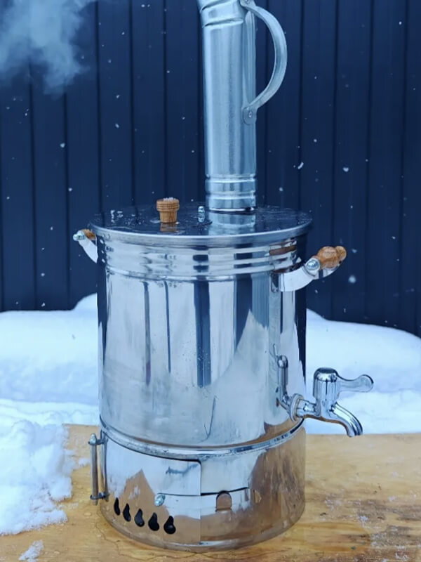 Самовар Турист на доске зимой