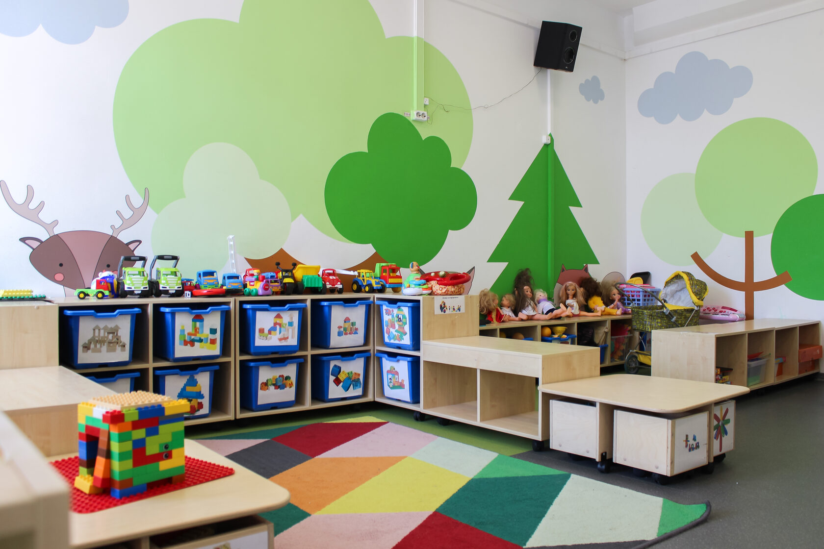 Детская игровая комната в детском саду. Компания 