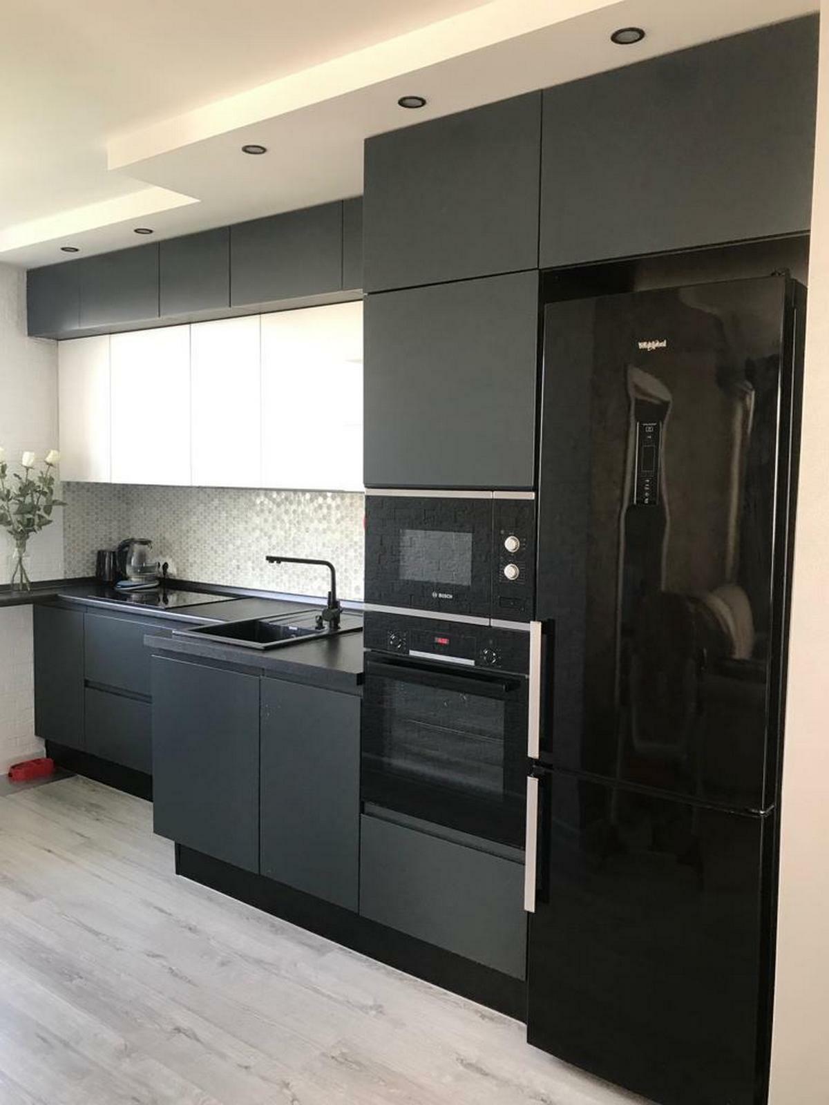 Современная прямая кухня с выступом