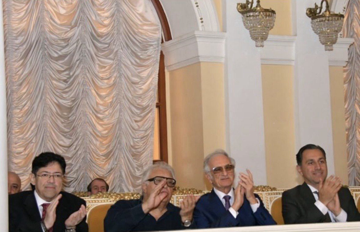 Зрители аплодируют в зале