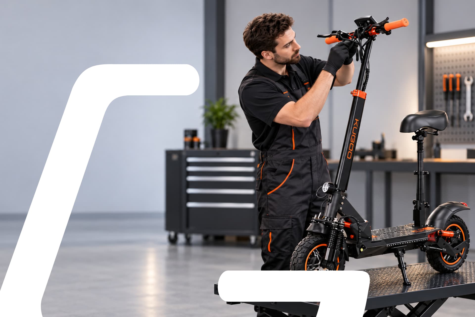 Мастер сервисного центра снимает ограничение на Kugoo M4 Pro Max