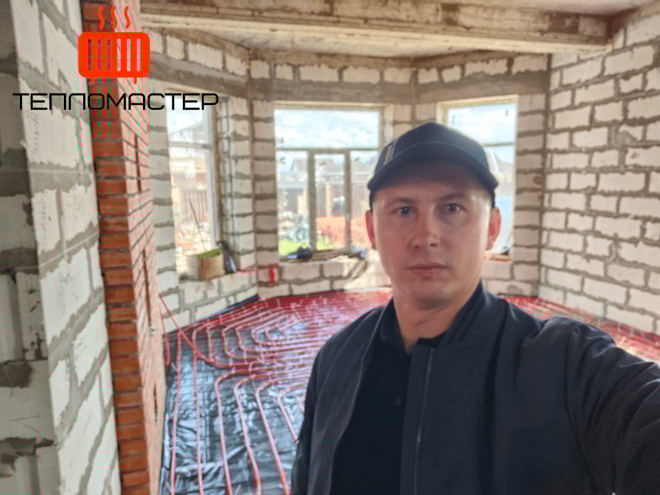 В гостиной уложен теплый пол в 3 контура с шагом 150 мм