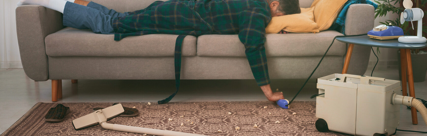 Генеральная уборка квартиры: усталость от большого объёма домашних дел и техники для уборки.