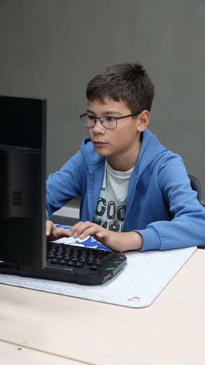 Ученик за компьютером на занятии