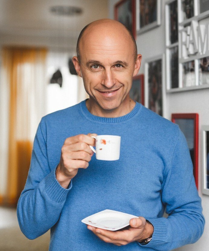 Мужчина в синем свитере с чашкой в руках. Ричард Тулей