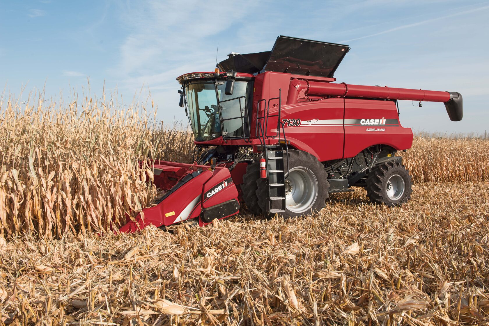 Комбайн CASE IH Axial-Flow 7130 в кукурузном поле