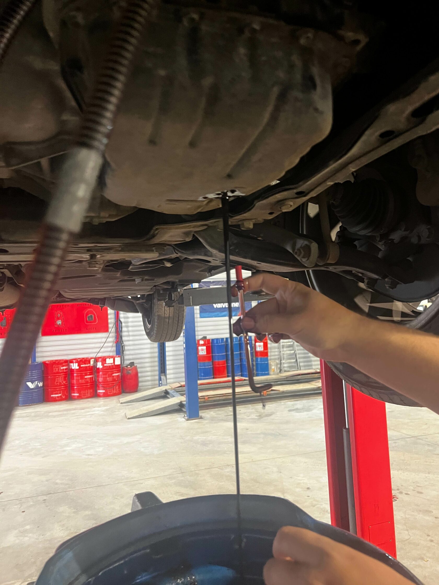 Слив остатков масла через стакан