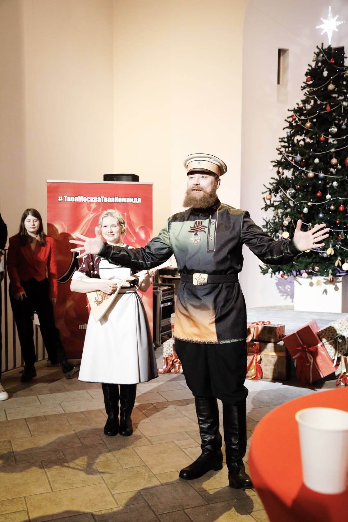 Новогодний мяч в корзине 00001