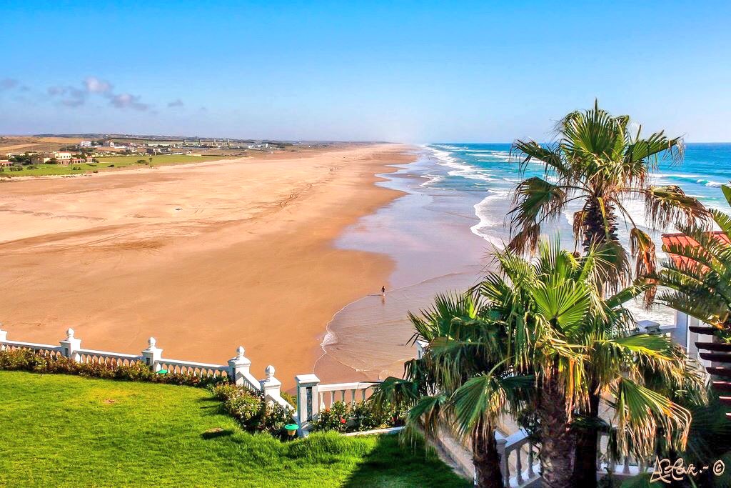 Касабланка море. Касабланка Марокко пляжи. Побережье Агадир Марокко. Марракеш Марокко пляжи. Пляж Корниш Касабланка.