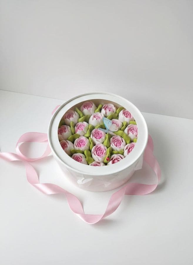 Тюльпаны из зефира в шляпной коробке с окном, диаметр 21 см 1