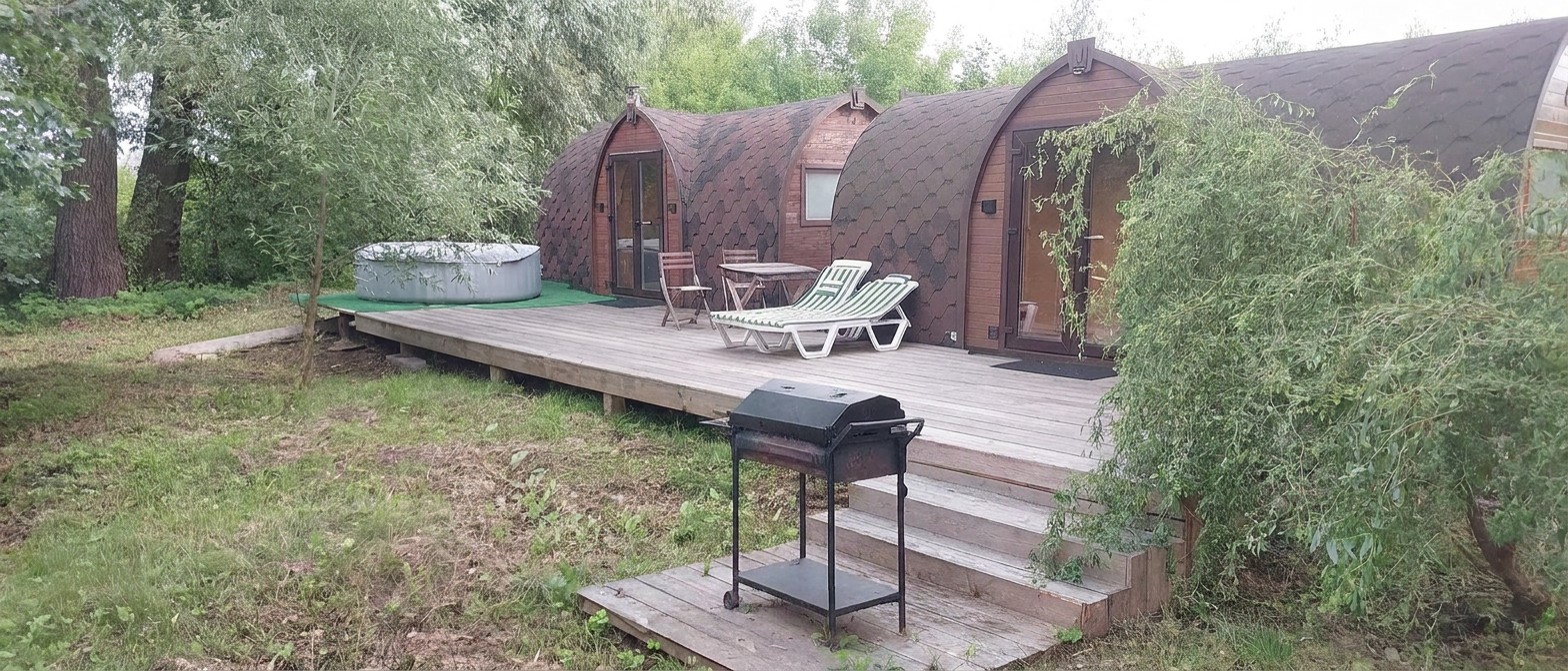 Bungalow with a wood-fired Russian banya and a jacuzzi on the deck, by the quiet river