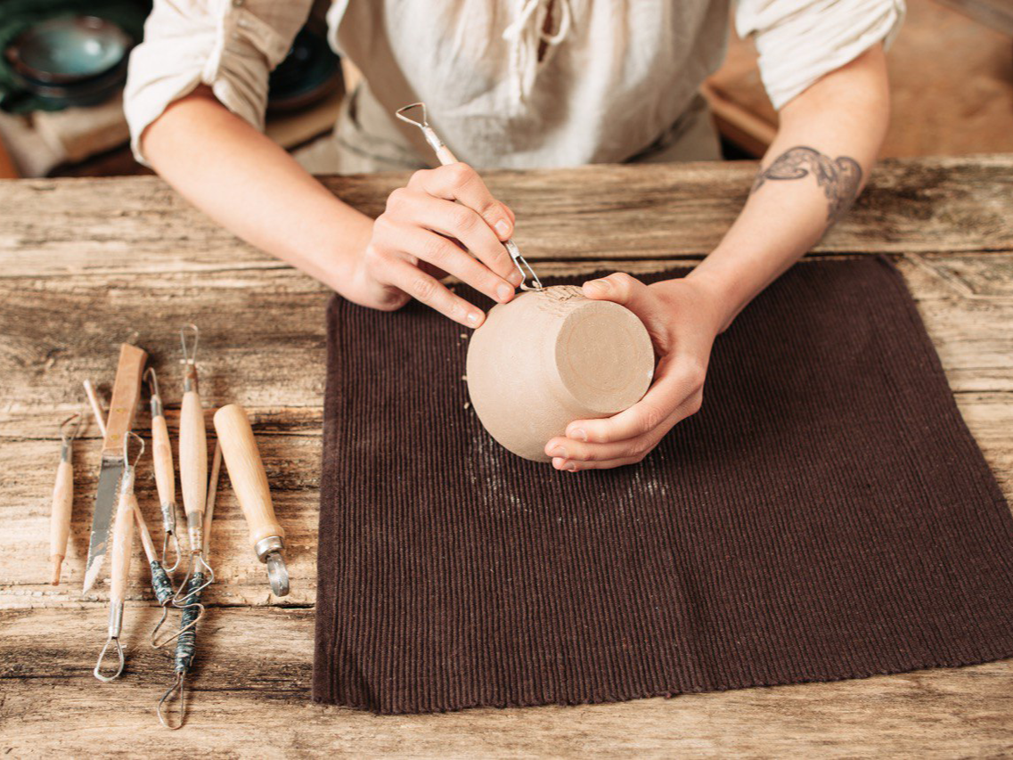 фото парня и девушки на романтическом свидании в публичном месте