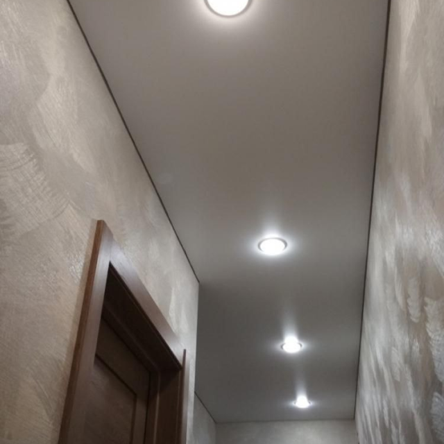 Матовый потолок в гостиной