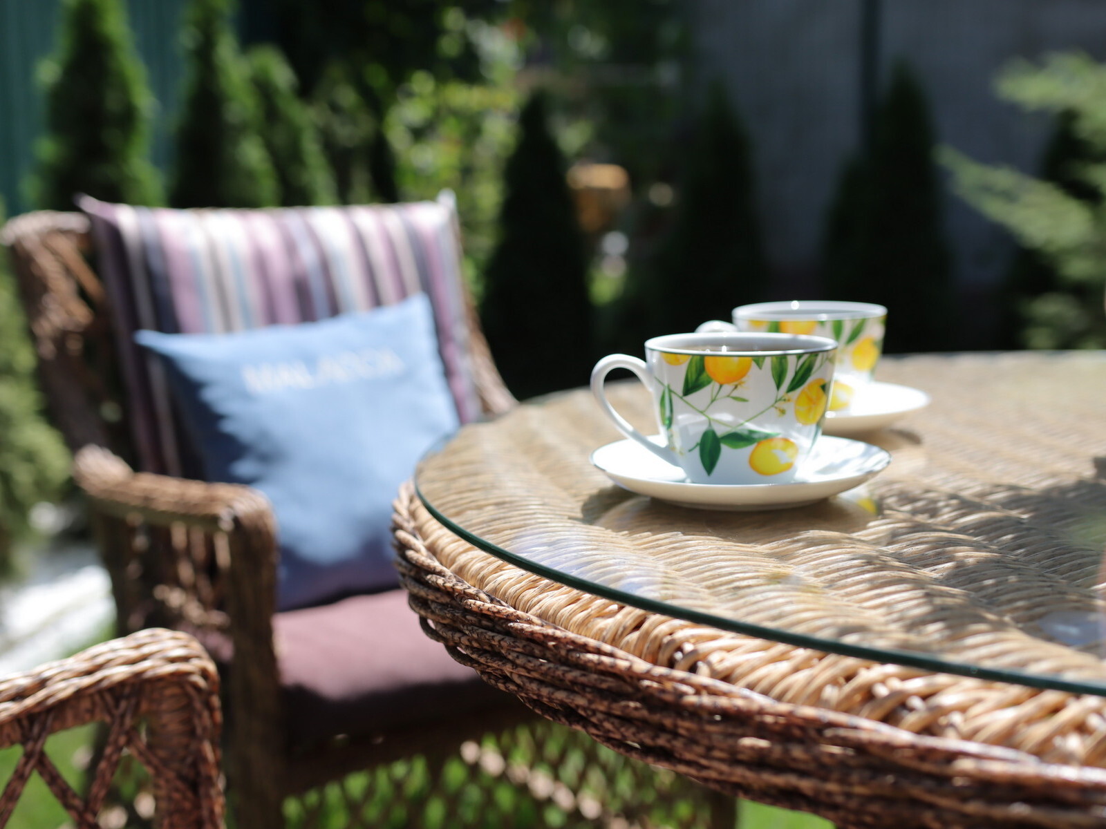 Столы и стулья Malacca на террасе