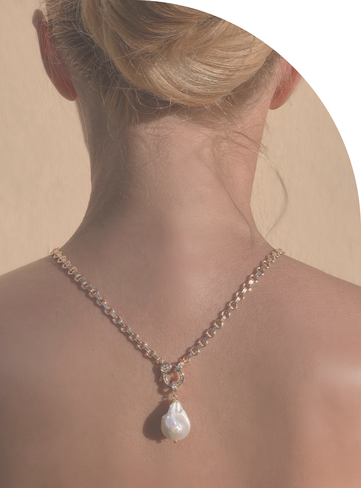 девушка и золотое колье-цепь с речной жемчужиной 