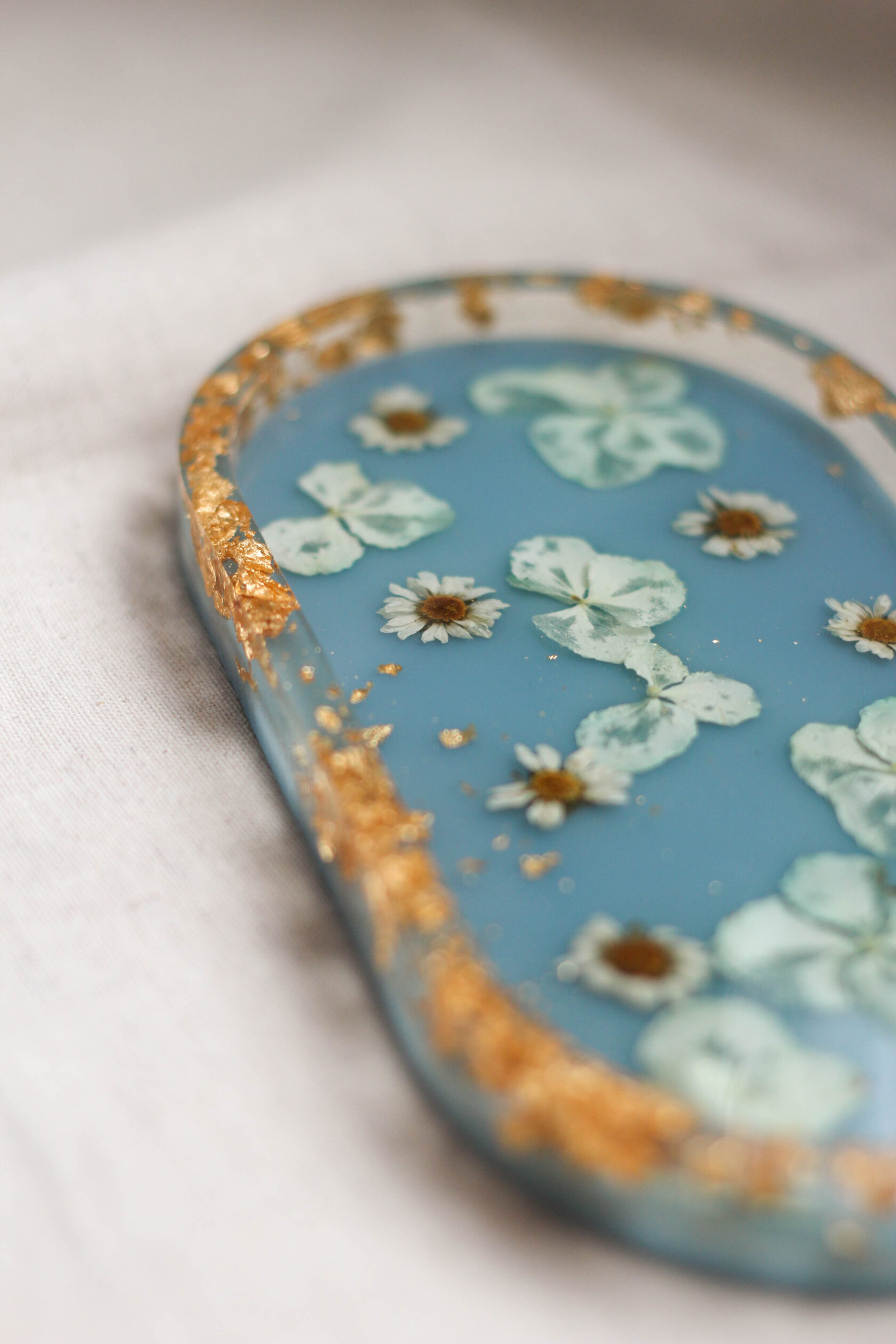 Овальный подиум из эпоксидной смолы голубого цвета с натуральными цветами