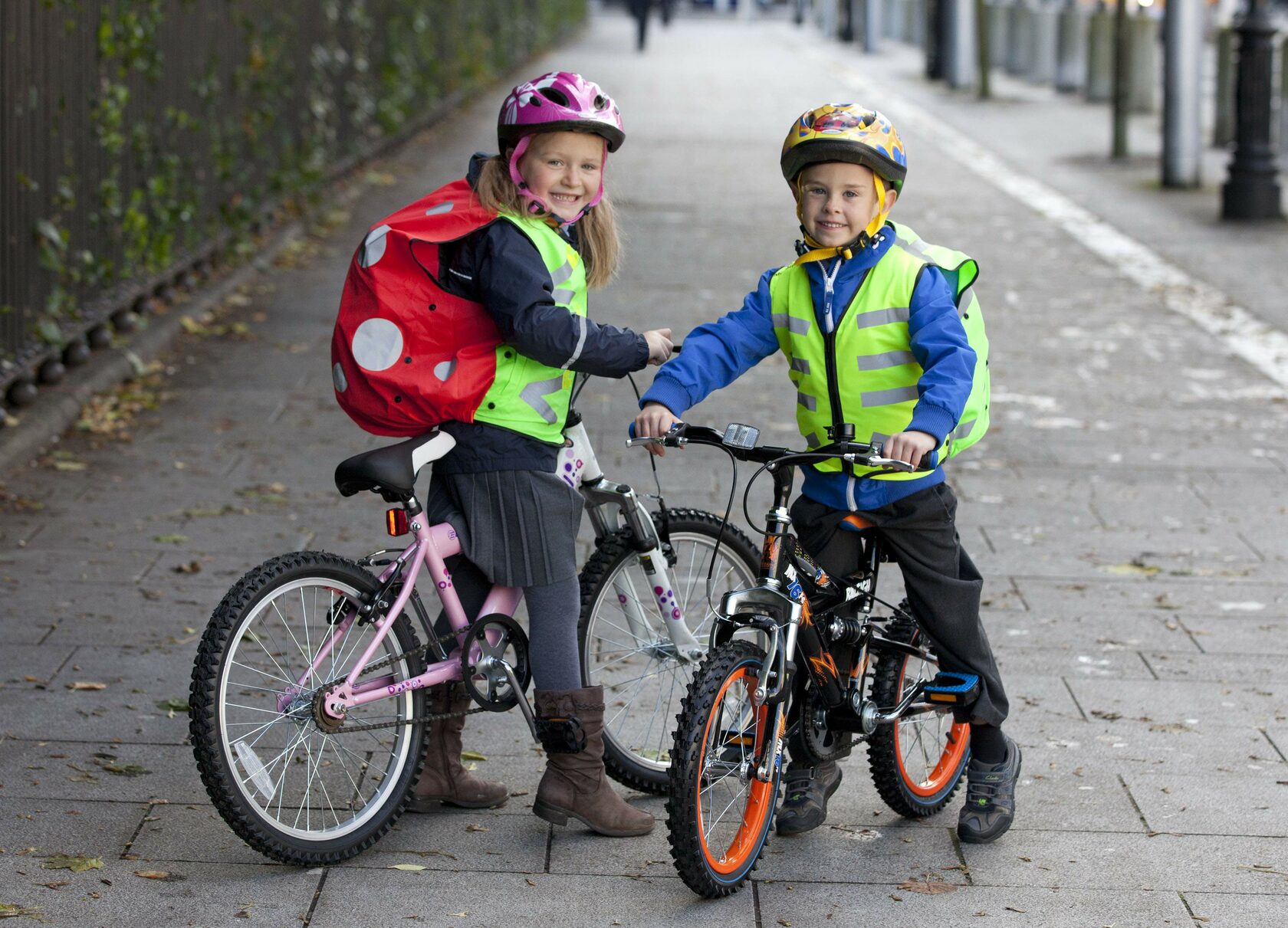 Можно 1 кататься на велосипеде. Дети с велосипедом. Велосипедист ребенок. Велосипед школьник. Ребенок на велосипеде на дороге.