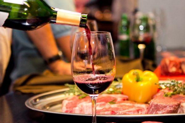 Накрыть стол с вином и едой | Премиум Фото