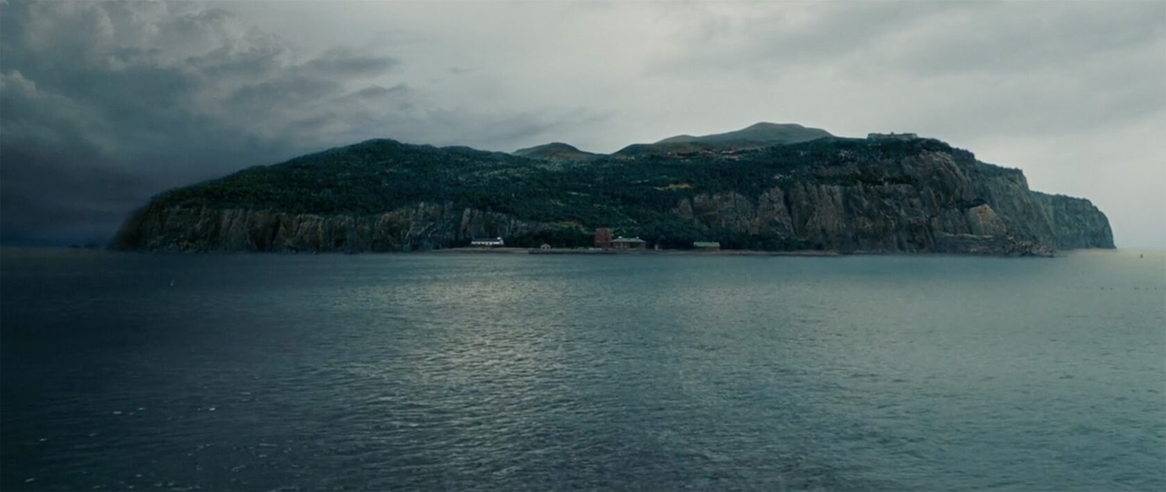 Остров Проклятых Сверх широкий план